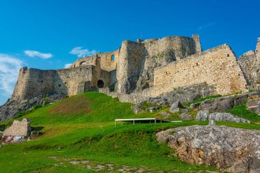 Güneşli bir günde yedek kale, Slovakya.IMAGE