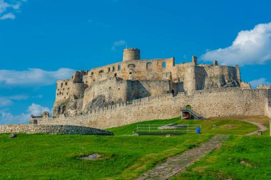Güneşli bir günde yedek kale, Slovakya.IMAGE