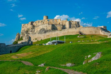 Güneşli bir günde yedek kale, Slovakya.IMAGE