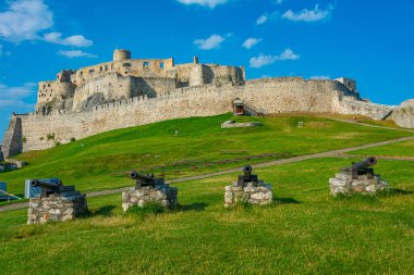 Güneşli bir günde yedek kale, Slovakya.IMAGE