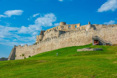Güneşli bir günde yedek kale, Slovakya.IMAGE