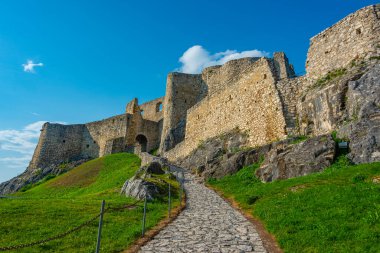 Güneşli bir günde yedek kale, Slovakya.IMAGE