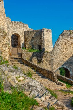 Güneşli bir günde yedek kale, Slovakya.IMAGE