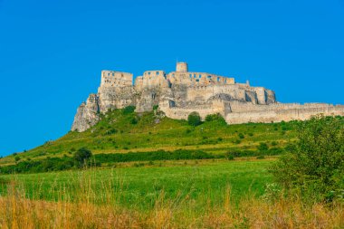 Güneşli bir günde yedek kale, Slovakya.IMAGE