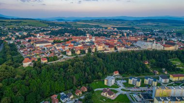 Slovakya 'daki Spisske Podhradie' deki St. Martin Kilisesi 'nin panorama manzarası.