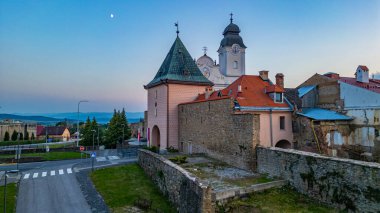 Slovakya 'nın Levoca kentindeki Kosice kapısının gün batımı manzarası.