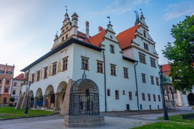 Levoca, Slovakya 'daki belediye binasının günbatımı manzarası.
