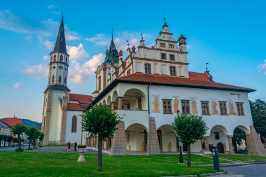 Slovakya 'da belediye binası ve St. James Bazilikası' nın günbatımı manzarası.