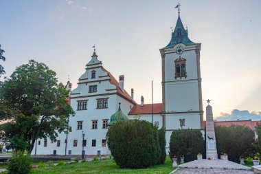 Levoca, Slovakya 'daki belediye binasının günbatımı manzarası.
