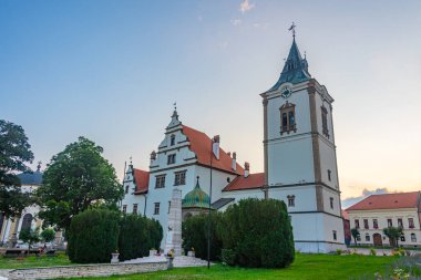 Levoca, Slovakya 'daki belediye binasının günbatımı manzarası.