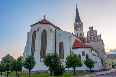 Slovakya 'daki St. James Bazilikası' nın günbatımı manzarası.