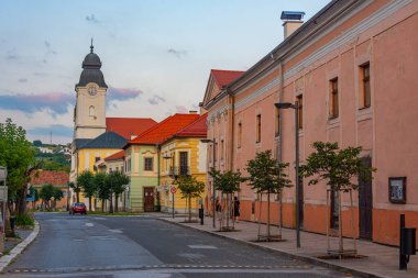 Levoca, Slovakya 'daki Teh Barok Kutsal Ruh Kilisesi' nin gün batımı manzarası.