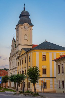 Levoca, Slovakya 'daki Teh Barok Kutsal Ruh Kilisesi' nin gün batımı manzarası.
