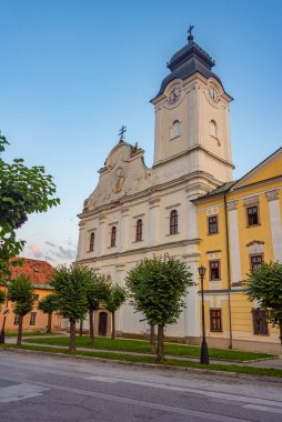 Levoca, Slovakya 'daki Teh Barok Kutsal Ruh Kilisesi' nin gün batımı manzarası.