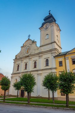 Levoca, Slovakya 'daki Teh Barok Kutsal Ruh Kilisesi' nin gün batımı manzarası.
