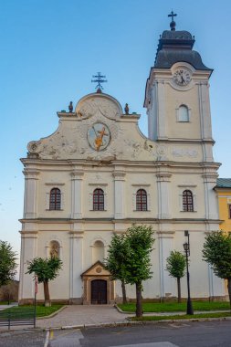 Levoca, Slovakya 'daki Teh Barok Kutsal Ruh Kilisesi' nin gün batımı manzarası.