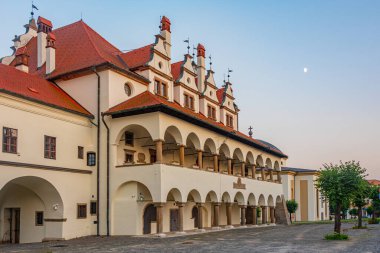 Levoca, Slovakya 'daki belediye binasının günbatımı manzarası.