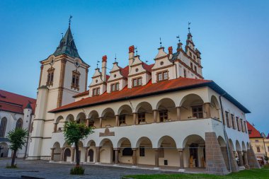 Levoca, Slovakya 'daki belediye binasının günbatımı manzarası.