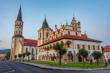 Slovakya 'da belediye binası ve St. James Bazilikası' nın günbatımı manzarası.