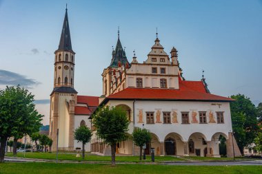 Slovakya 'da belediye binası ve St. James Bazilikası' nın günbatımı manzarası.