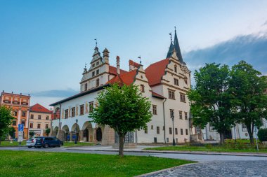 Levoca, Slovakya 'daki belediye binasının günbatımı manzarası.