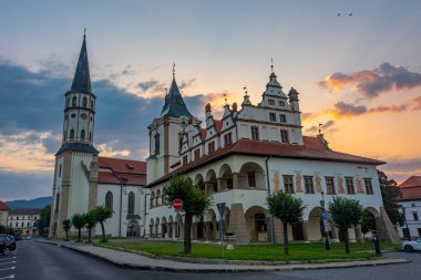 Slovakya 'da belediye binası ve St. James Bazilikası' nın günbatımı manzarası.