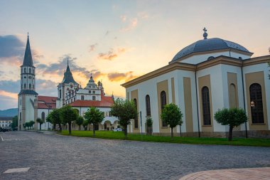Belediye binası, evanjelik kilise ve levoca, Slovakya 'daki St. James Bazilikası' nın günbatımı manzarası.