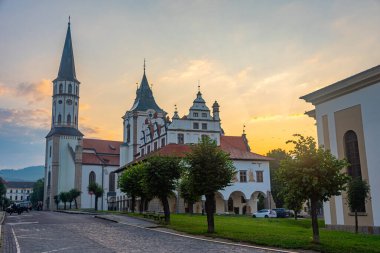 Slovakya 'da belediye binası ve St. James Bazilikası' nın günbatımı manzarası.