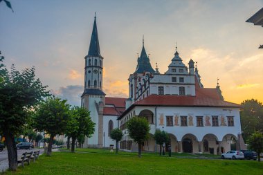 Slovakya 'da belediye binası ve St. James Bazilikası' nın günbatımı manzarası.