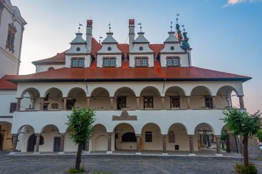 Levoca, Slovakya 'daki belediye binasının günbatımı manzarası.