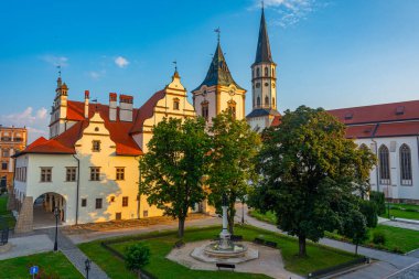 Levoca, Slovakya 'daki belediye binasının günbatımı manzarası.