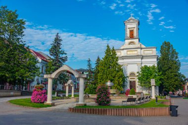 Poprad, Slovakya 'daki Aziz Egidius Meydanı' nda güneşli bir gün.