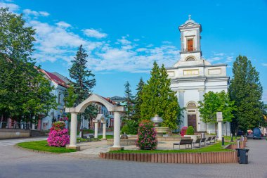 Poprad, Slovakya 'daki Aziz Egidius Meydanı' nda güneşli bir gün.