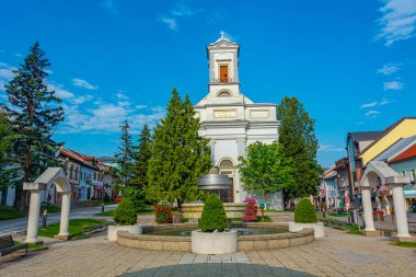 Poprad, Slovakya 'daki Aziz Egidius Meydanı' nda güneşli bir gün.