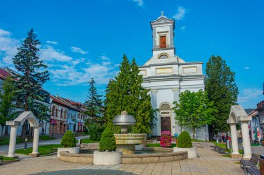 Poprad, Slovakya 'daki Aziz Egidius Meydanı' nda güneşli bir gün.