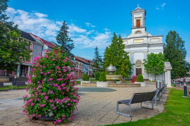 Poprad, Slovakya 'daki Aziz Egidius Meydanı' nda güneşli bir gün.