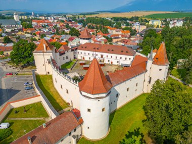 Slovakya 'daki Kezmarok Kalesi güneşli bir günde.
