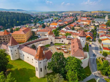 Slovakya 'daki Kezmarok Kalesi güneşli bir günde.