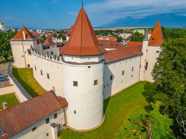 Slovakya 'daki Kezmarok Kalesi güneşli bir günde.