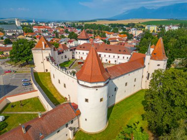 Slovakya 'daki Kezmarok Kalesi güneşli bir günde.