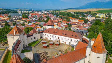 Slovakya 'daki Kezmarok Kalesi güneşli bir günde.