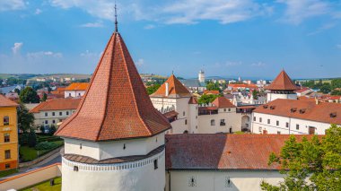 Slovakya 'daki Kezmarok Kalesi güneşli bir günde.