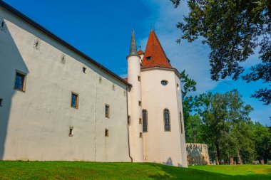 Slovakya 'daki Kezmarok Kalesi güneşli bir günde.