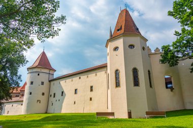 Slovakya 'daki Kezmarok Kalesi güneşli bir günde.