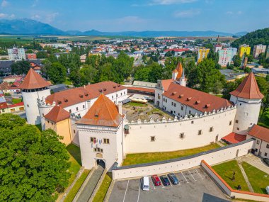 Slovakya 'daki Kezmarok Kalesi güneşli bir günde.