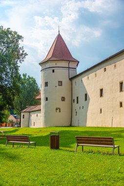 Slovakya 'daki Kezmarok Kalesi güneşli bir günde.
