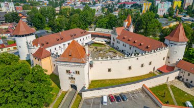Slovakya 'daki Kezmarok Kalesi güneşli bir günde.