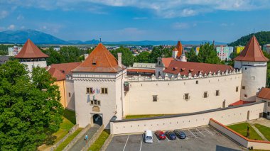 Slovakya 'daki Kezmarok Kalesi güneşli bir günde.