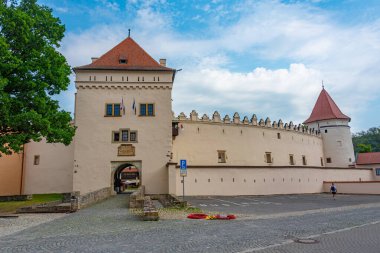 Slovakya 'daki Kezmarok Kalesi güneşli bir günde.
