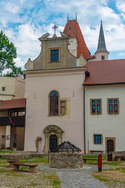 Slovakya 'daki Kezmarok Kalesi güneşli bir günde.
